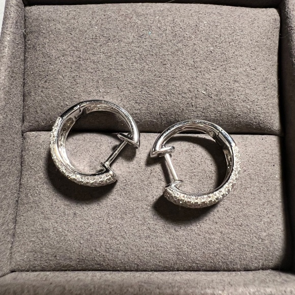 New Effy 14k White Gold .875 Carat Diamond Pave Huggies Earrings - Picture 5 of 6